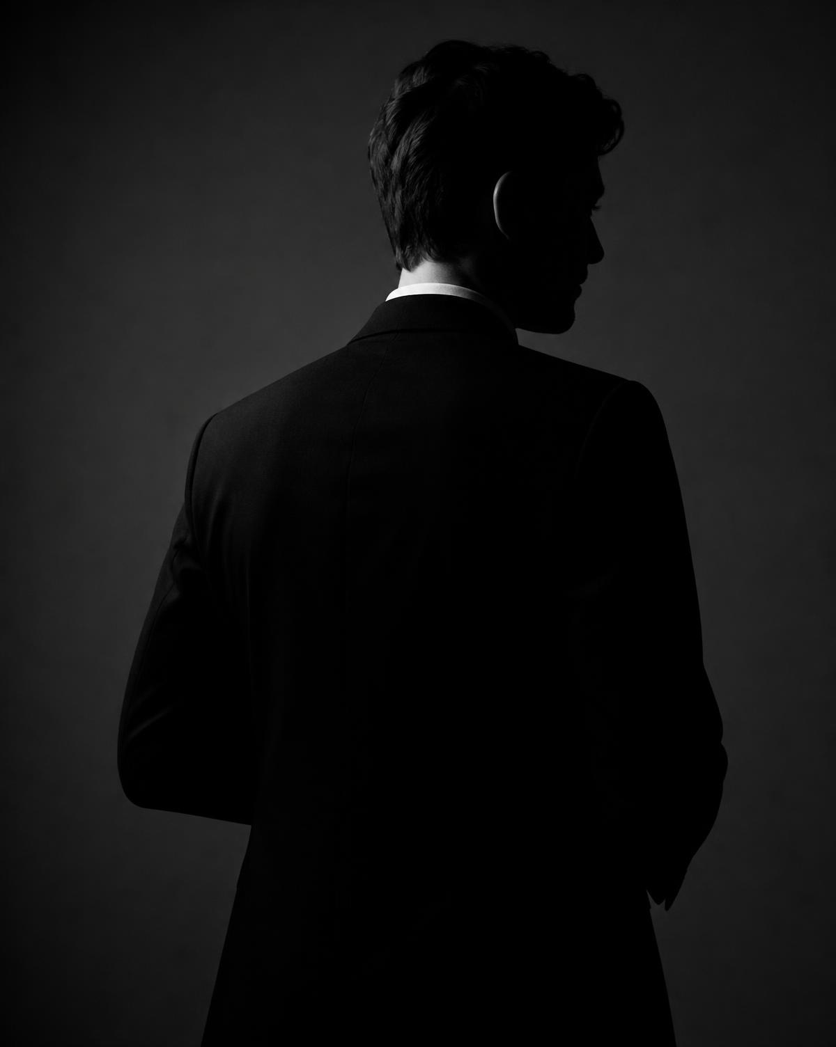 Portrait en noir et blanc du fondateur, cadrage serré tête et épaules